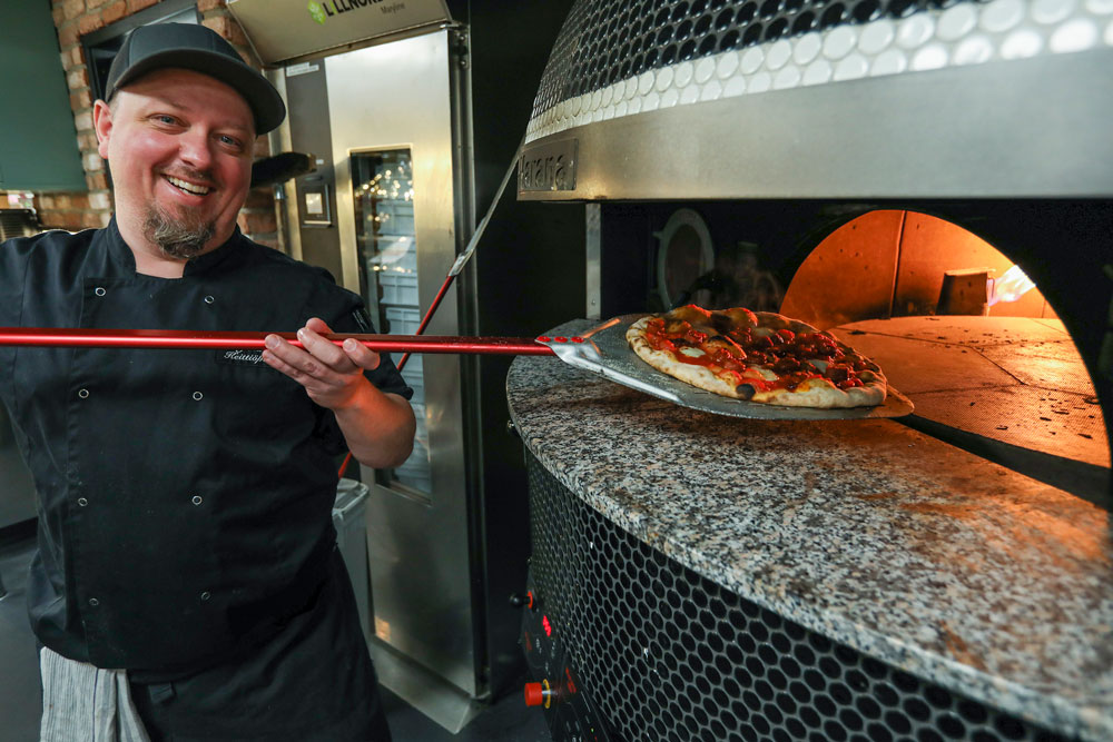 Keittiöpäällikkö Juha Laine on ollut kehittämässä Papa Giovannin pizzatuotetta. Papa Giovannin mehevä napolilaistyylinen pizza syntyy omasta kaksi päivää nostatetusta pizzataikinasta.