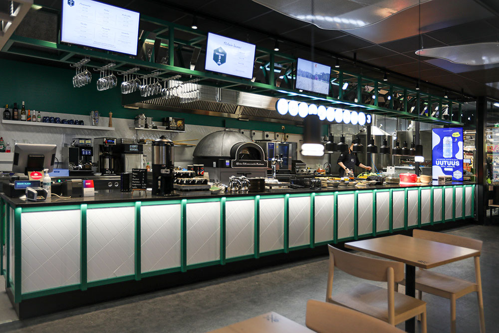 Restaurant 3 ja sushibuffetti sijaitsevat viistosti palvelutiskiä vastapäätä. Restaurant 3 -ravintolassa on päivittäin tarjolla 3 lounasvaihtoehtoa, sushia, burgereita, napolilaista pizzaa, buneja sekä täytettyjä ranskalaisia.