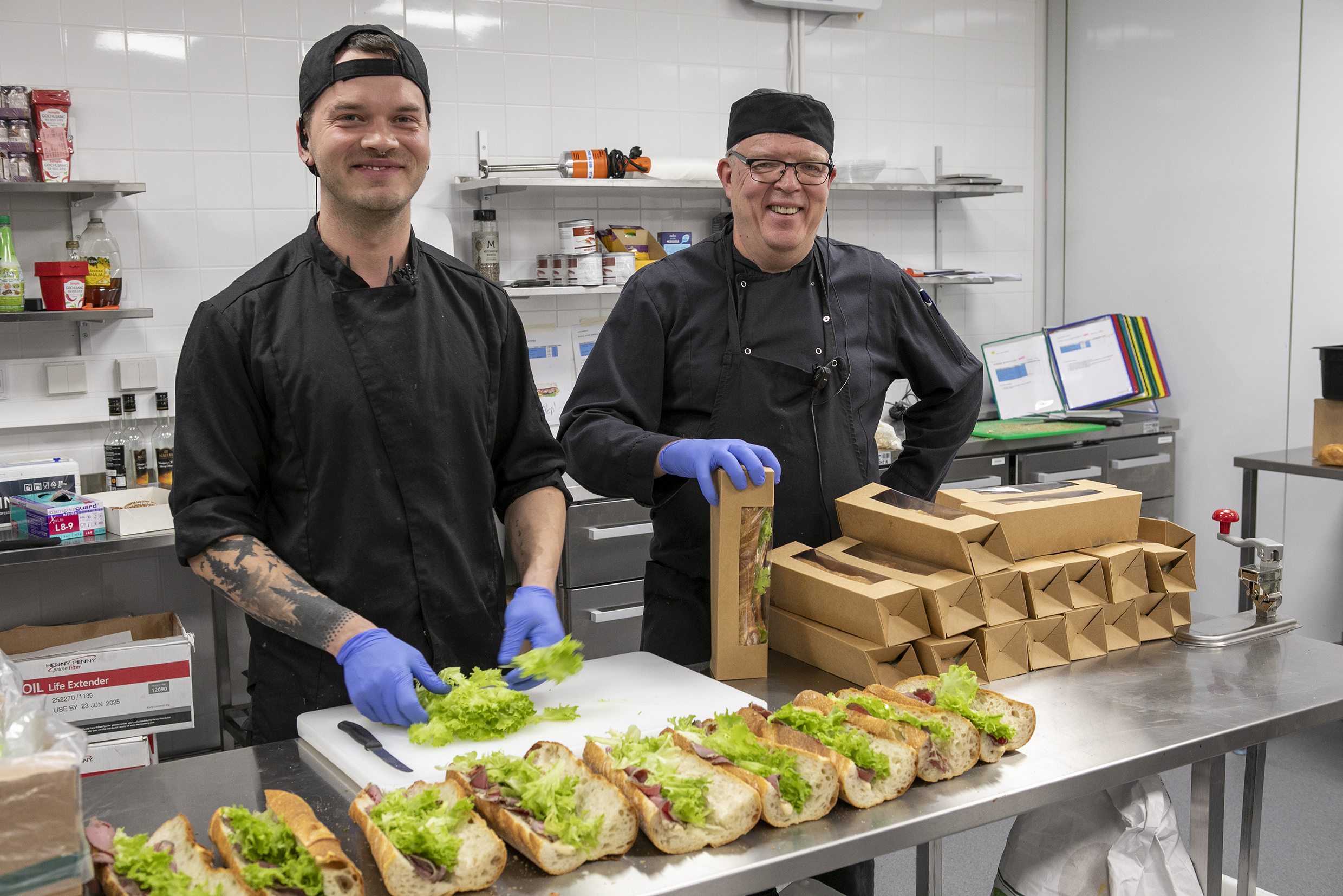 Kari Sääskilahti ja Tommi Siitonen aloittavat päivän valmistamalla ja pakkaamalla tuotteita S-market Redin Ruokatorille ja Fresh Baariin marketin omassa keittiössä. Keittiö on tilava ja pöytätilan riittävyys on otettu suunnittelussa huomioon.