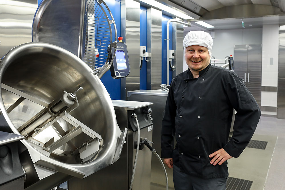 Porvoon keskuskeittiön tuotantopäällikkö Johannes Lohi painottaa, että tuotantoprosesseja ja -tapoja suunniteltaessa lähtökohtaisesti ruoan laatu lautasella on aina tärkein kriteeri.