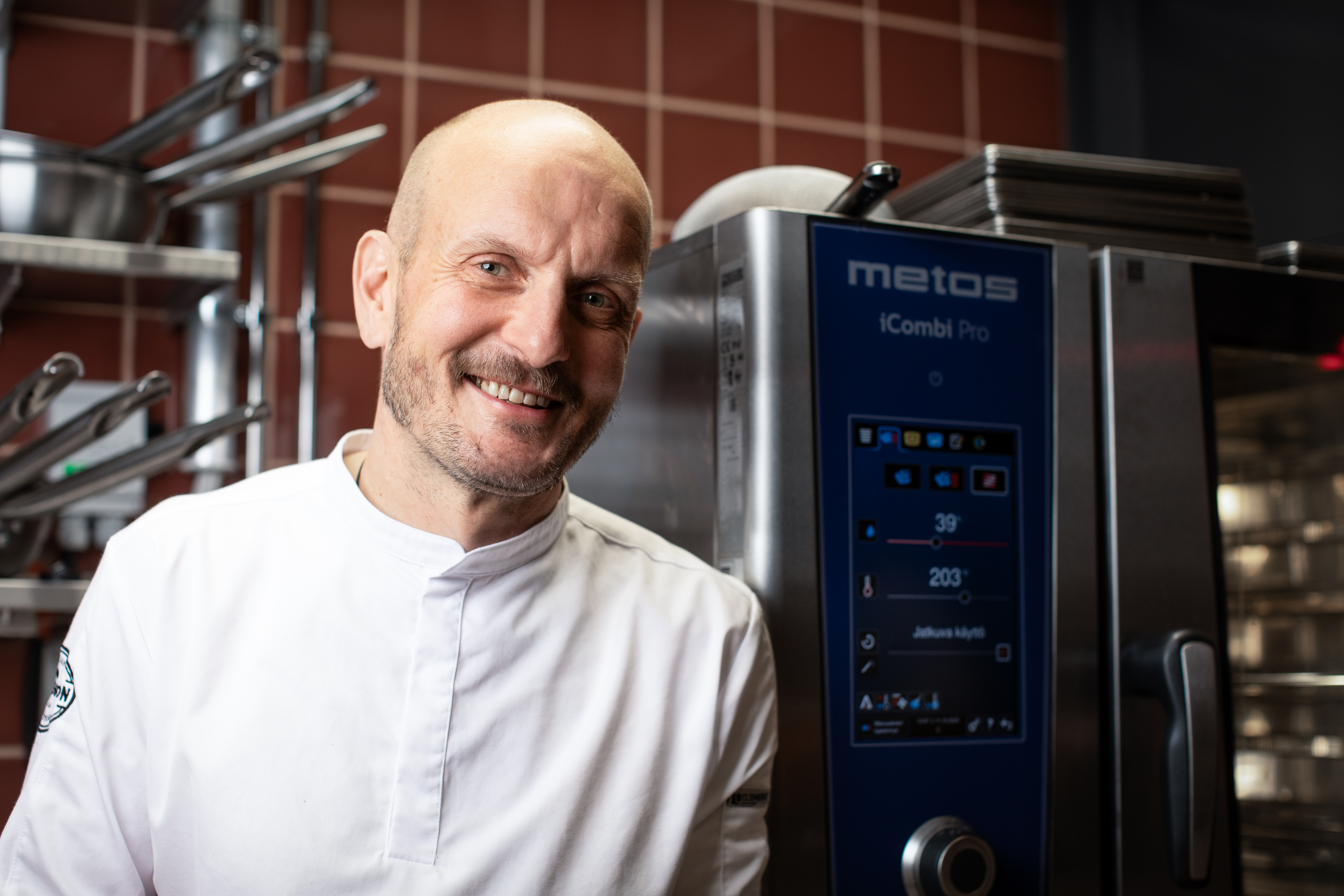 Keittiömestari Hans Välimäki luottaa Metoksen laitteisiin.