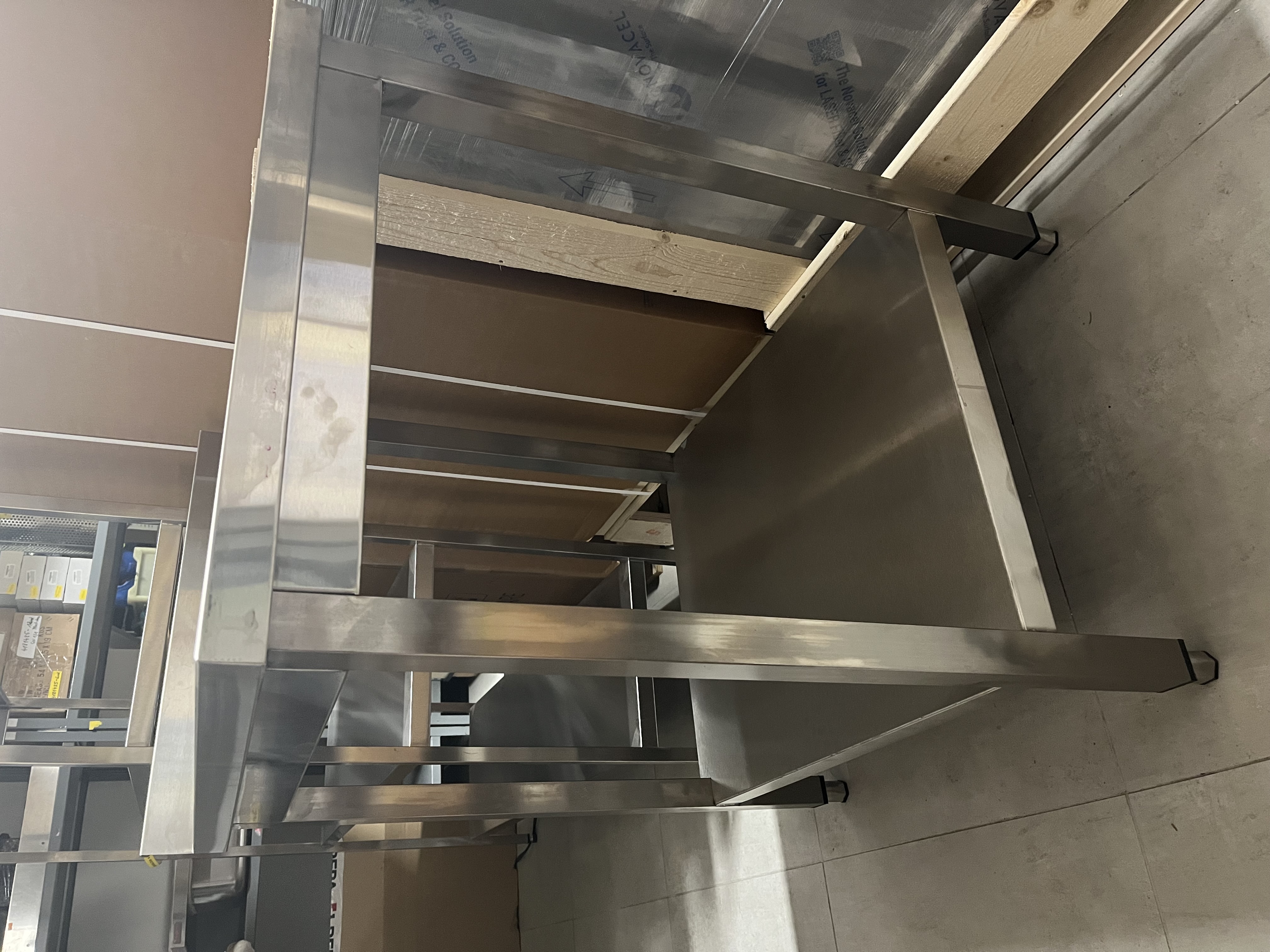 Ner. plieno stalas su borteliu ir lentyna 600x800x900 mm OUTLET