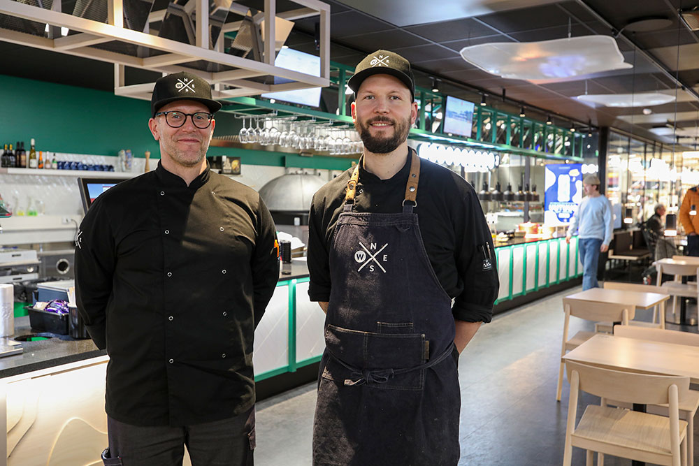 Kuvassa vasemmalla vastuualuejohtaja Ari Rantasalo ja keittiömestari Matias Peippo takanaan kaupan Restaurant 3 ravintola.