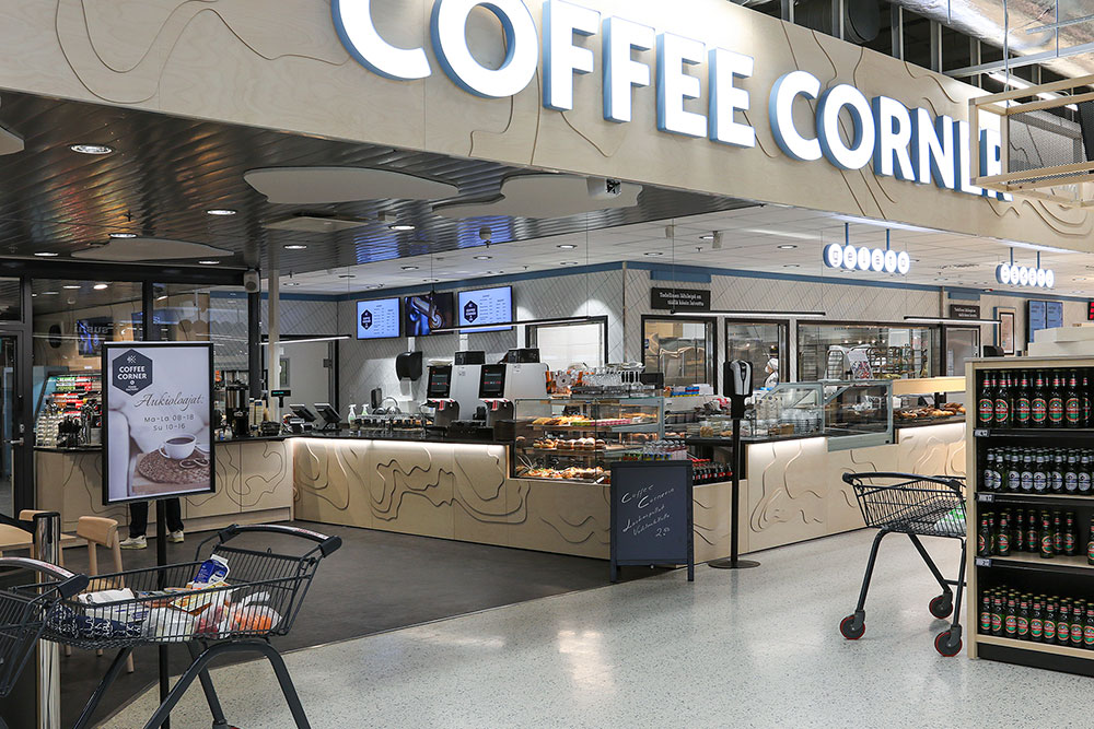 Tilava Coffee Corner sijaitsee Chefs Choice -palvelutiskin alkupäässä. Coffee Cornerissa pystyy asioimaan myös kaupan asiakaskierron ulkopuolelta. Lasinen väliseinä erottaa kauppakeskuksen puolella olevan kahvilaosan.