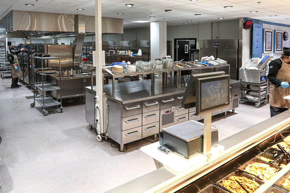 Food Factory Kitchen on rakennettu avokeittiönä palvelutiskin taustalle. Kooltaan se on pienen ruokatehtaan luokkaa. Palvelutiskin ja keittiön väliin on sijoitettu kaksipuolinen jäähdytetty Metos Classic -keskilattiatyöasema.
